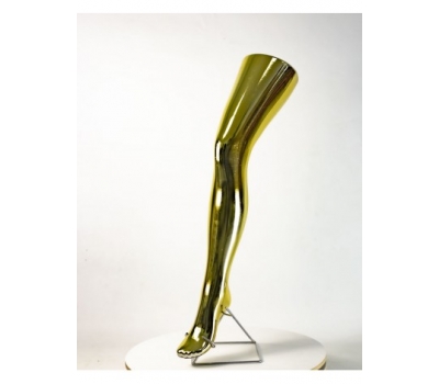 Piciorul femeii sub colanți de aur