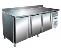Холодильный стол трёх дверный с бортом BERG